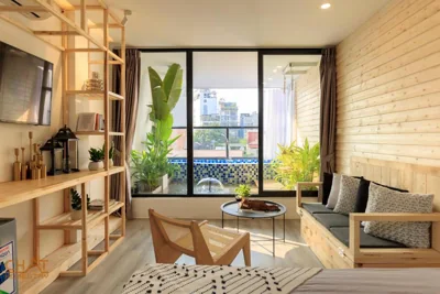 Camera Queen con balcone — Homestay CHAT - Hanoi Heritage Hideaway